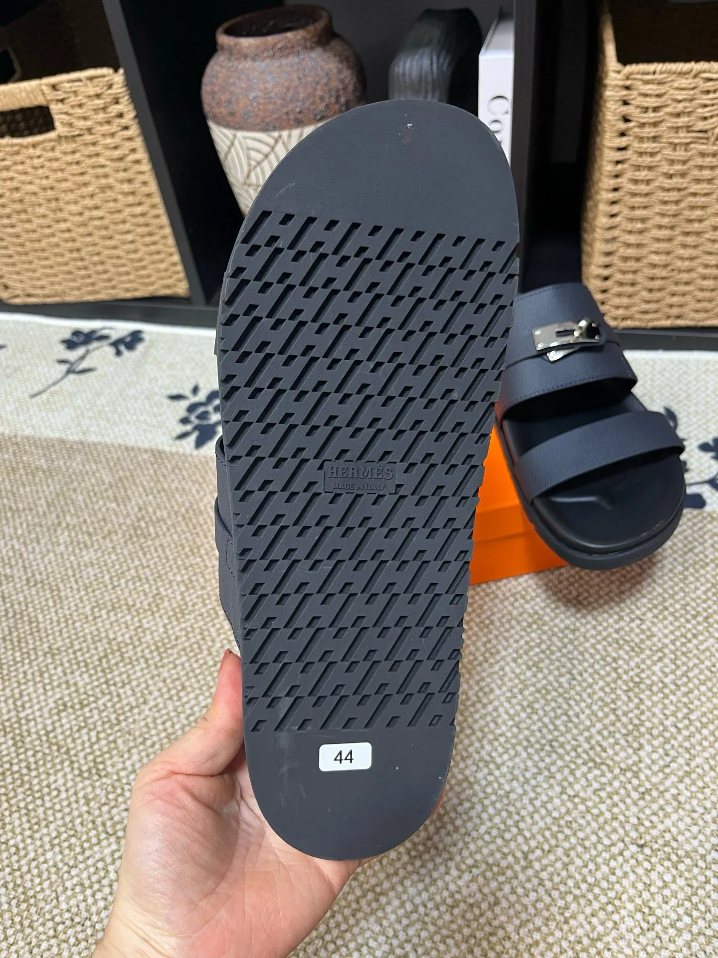 P300 Long-term stock Hermes men’s Kazimir slippers for couples - top quality woven calfskin functional sandals with intertwined uppers inspired by the “H” iconic pattern to create a casual look, perfect for summer. Imported cowhide + cowhide lining + TUP outsole Size: 35-46